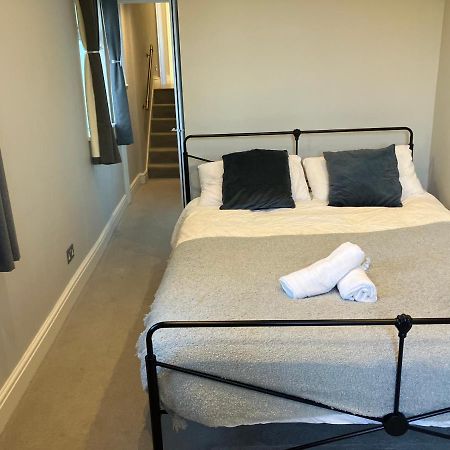 Splendid 2 Bed Flat With Private Terrace In Wimbledon - 2 The Queens Apartman London Kültér fotó