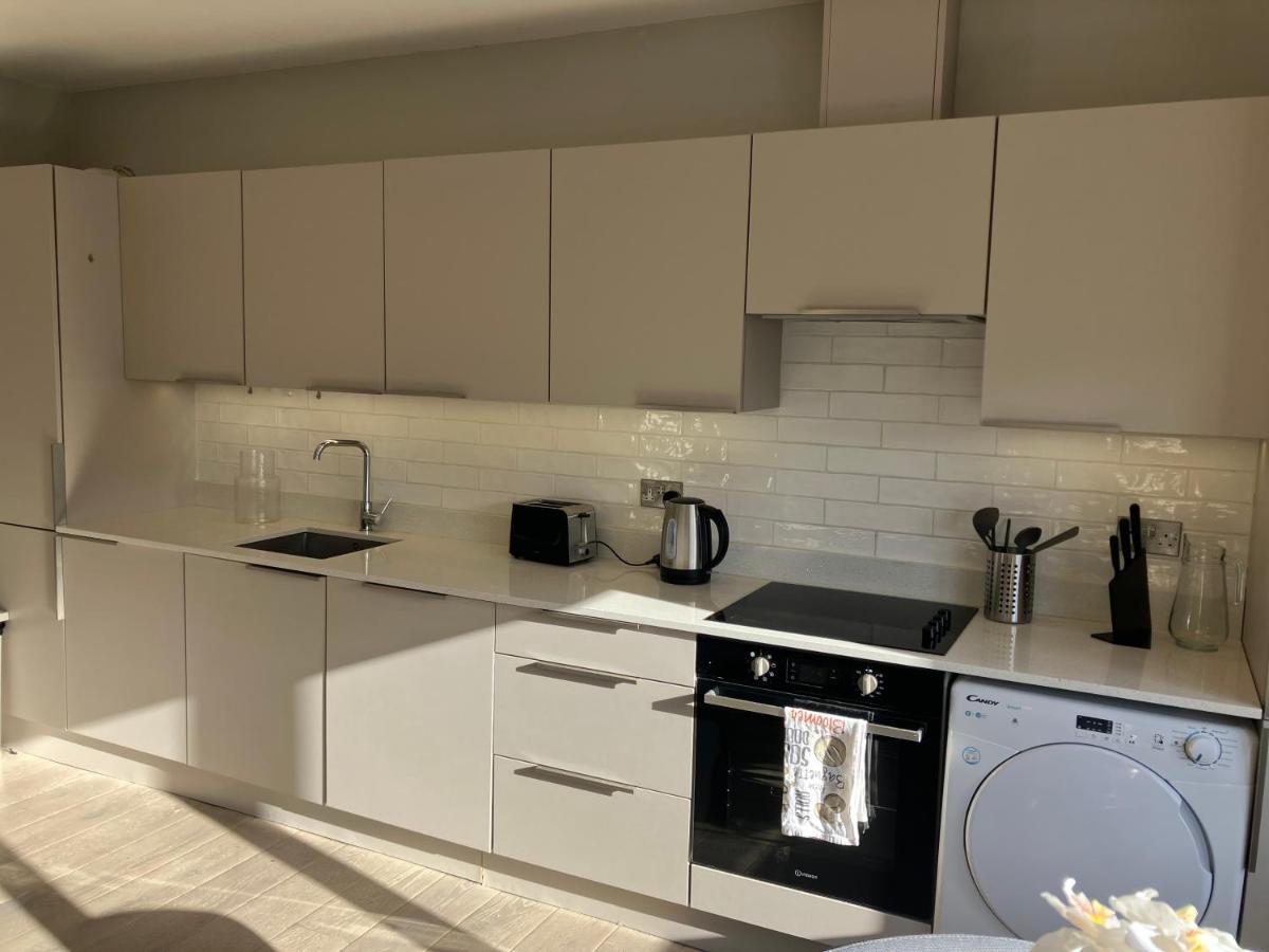 Splendid 2 Bed Flat With Private Terrace In Wimbledon - 2 The Queens Apartman London Kültér fotó