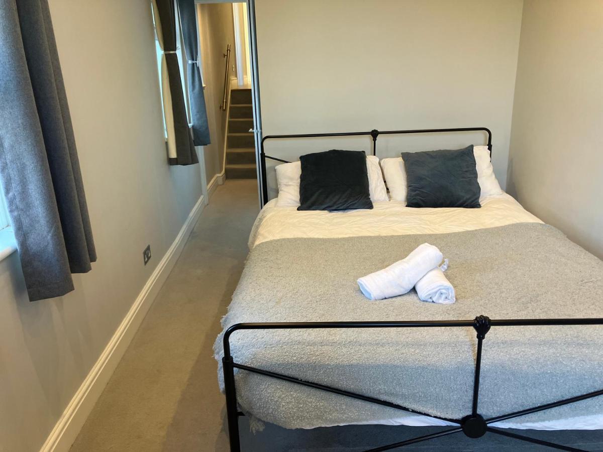 Splendid 2 Bed Flat With Private Terrace In Wimbledon - 2 The Queens Apartman London Kültér fotó