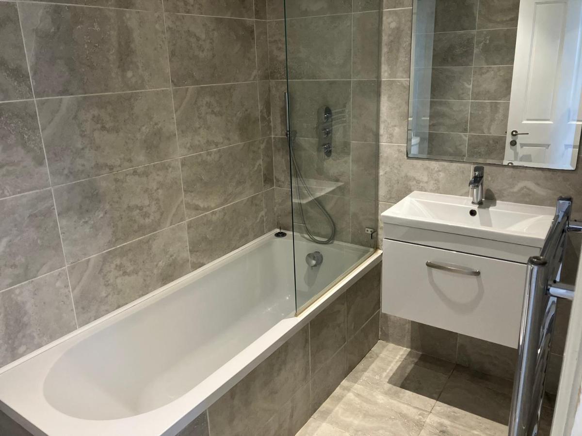 Splendid 2 Bed Flat With Private Terrace In Wimbledon - 2 The Queens Apartman London Kültér fotó