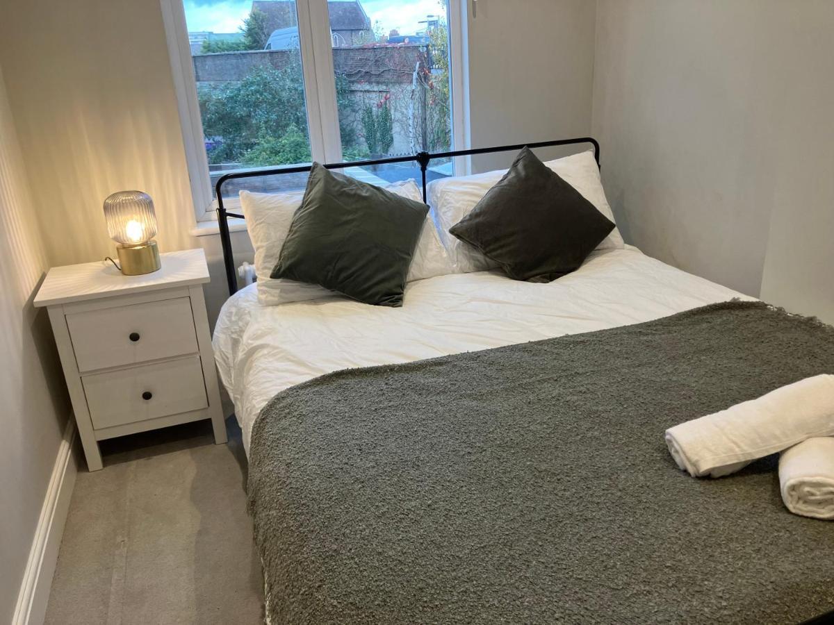 Splendid 2 Bed Flat With Private Terrace In Wimbledon - 2 The Queens Apartman London Kültér fotó